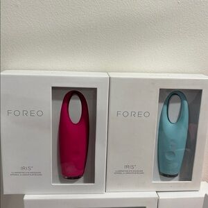 FOREO IRIS Illuminating Eye Massager (Pink color).